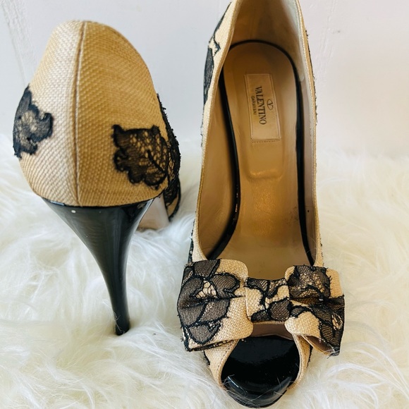 VALENTINO STUNNING CREAM & BLACK LACE & FABRIC HIGH HEEL PUMPS. PEEP TOE - Picture 10 of 16